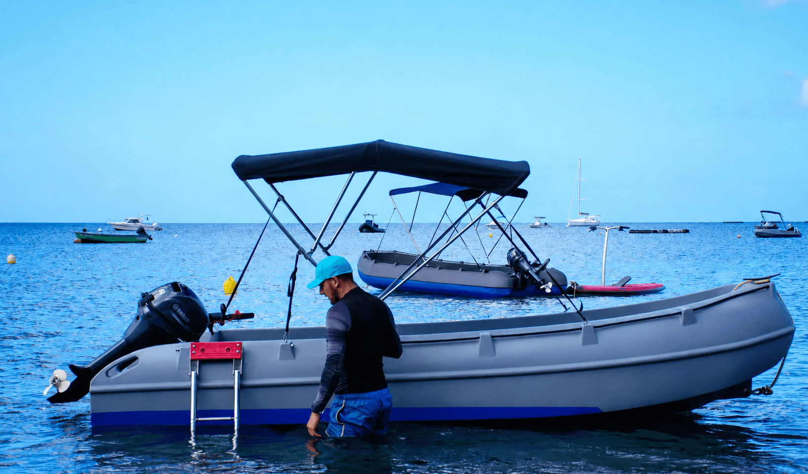 Bateau sans permis de Caraïbes Gliss à Pointe-Noire, sur la côte sous-le-vent en Guadeloupe, sur la plage Caraïbe.