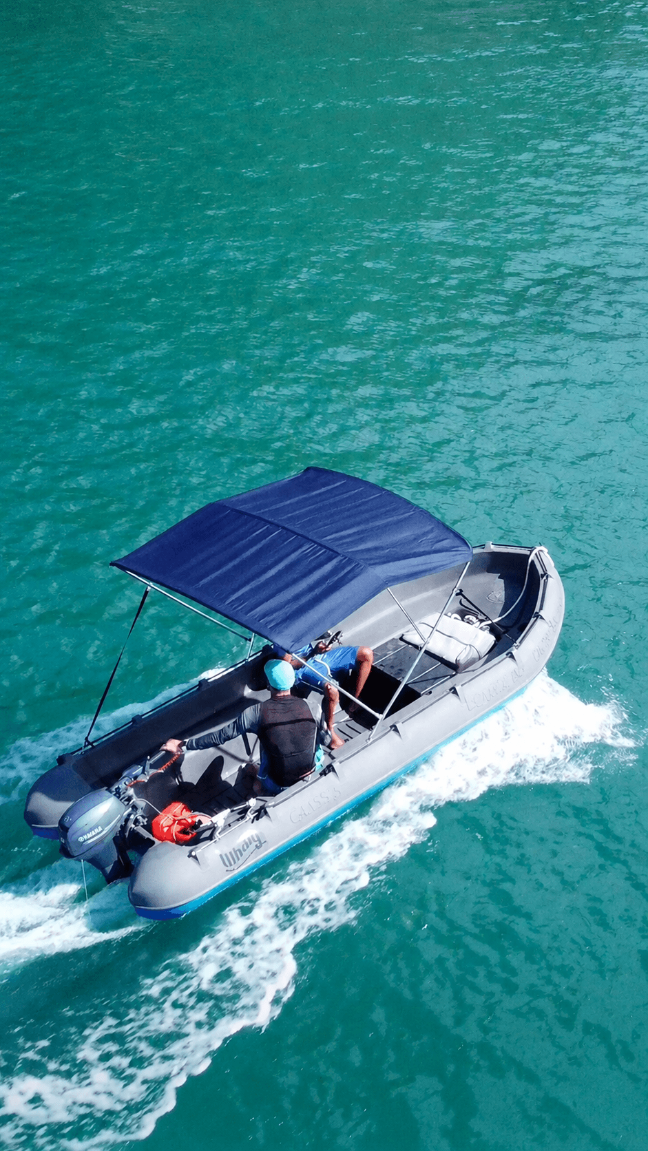 Bateau sans permis Caraïbes Gliss en navigation sur une eau turquoise à Pointe-Noire, sur la côte sous-le-vent en Guadeloupe.