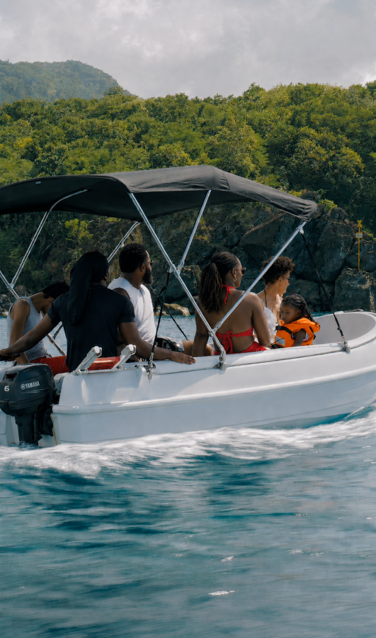 Famille en bateau sans permis au large de la Réserve Cousteau en Guadeloupe