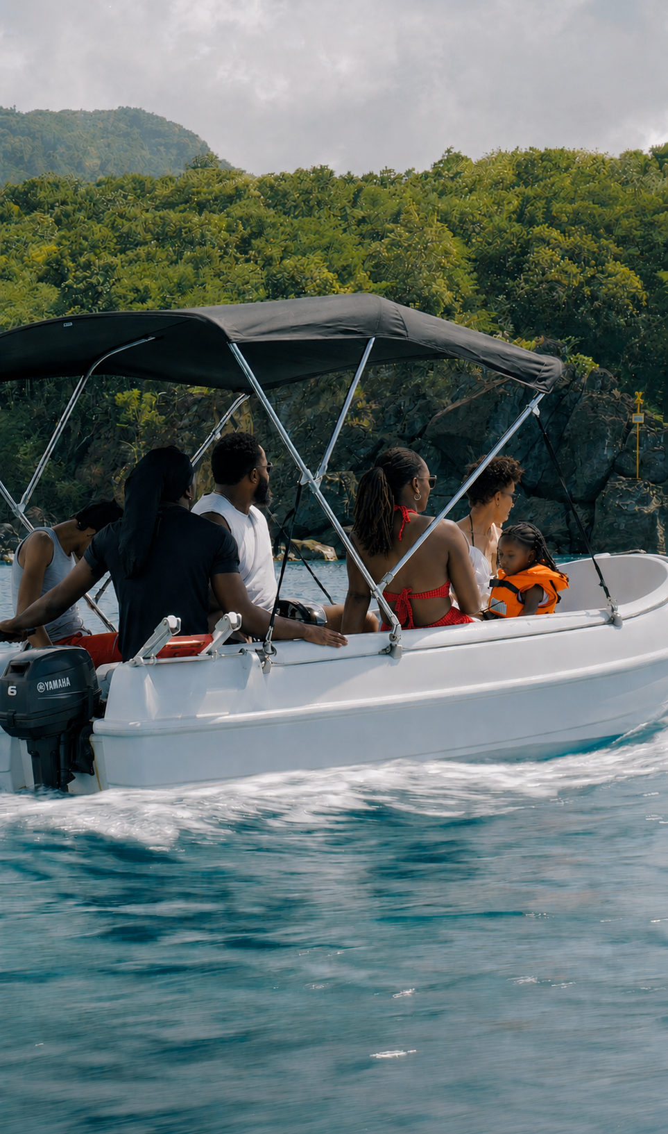 Famille en bateau sans permis au large de la Réserve Cousteau en Guadeloupe
