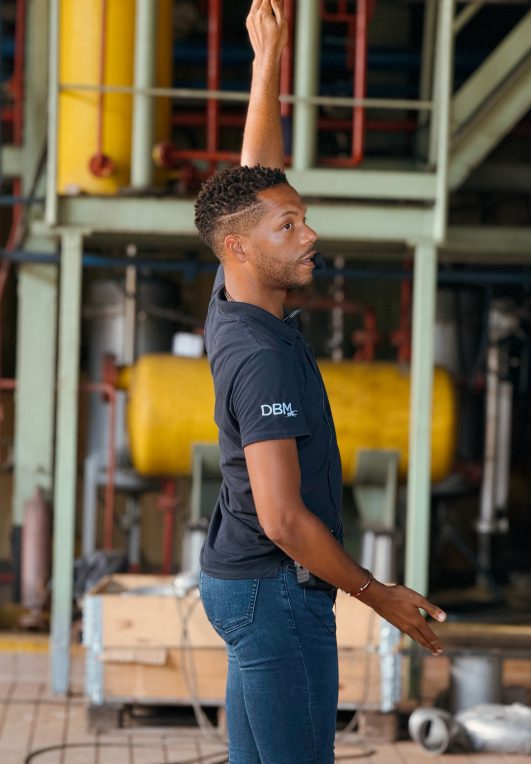 Guide de la Distillerie Bonne-Mère pendant une visite guidée de la plus grande distillerie de Guadeloupe à Sainte-Rose