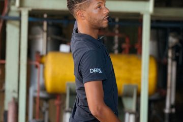Guide de la Distillerie Bonne-Mère pendant une visite guidée de la plus grande distillerie de Guadeloupe à Sainte-Rose