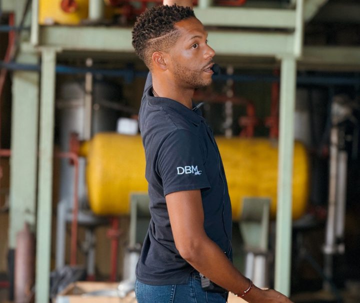 Guide de la Distillerie Bonne-Mère pendant une visite guidée de la plus grande distillerie de Guadeloupe à Sainte-Rose