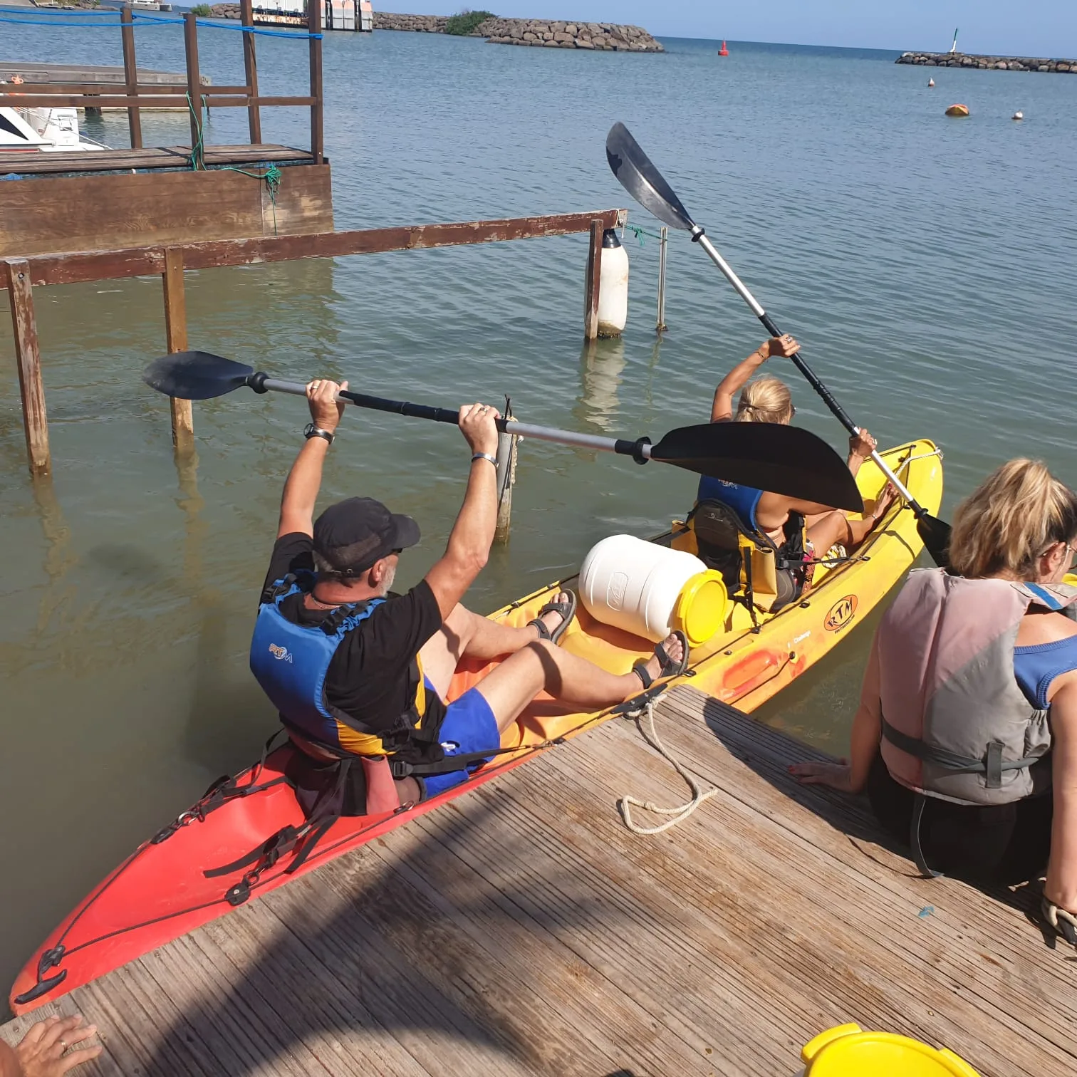 Un kayak double place prêt au départ de Sainte-Rose