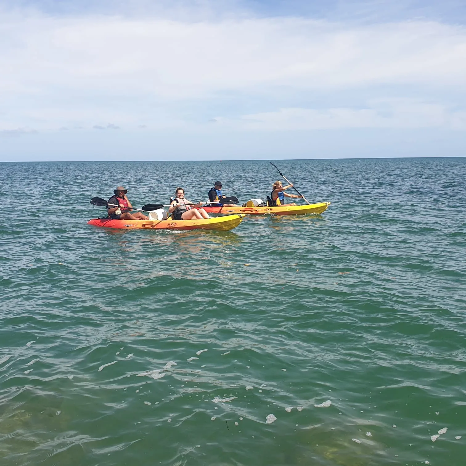Plusieurs kayaks double-place en mer