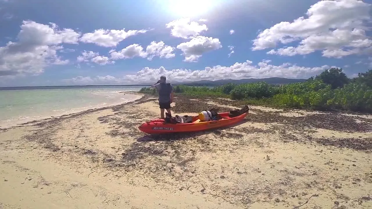 Kayakiste sur une plage