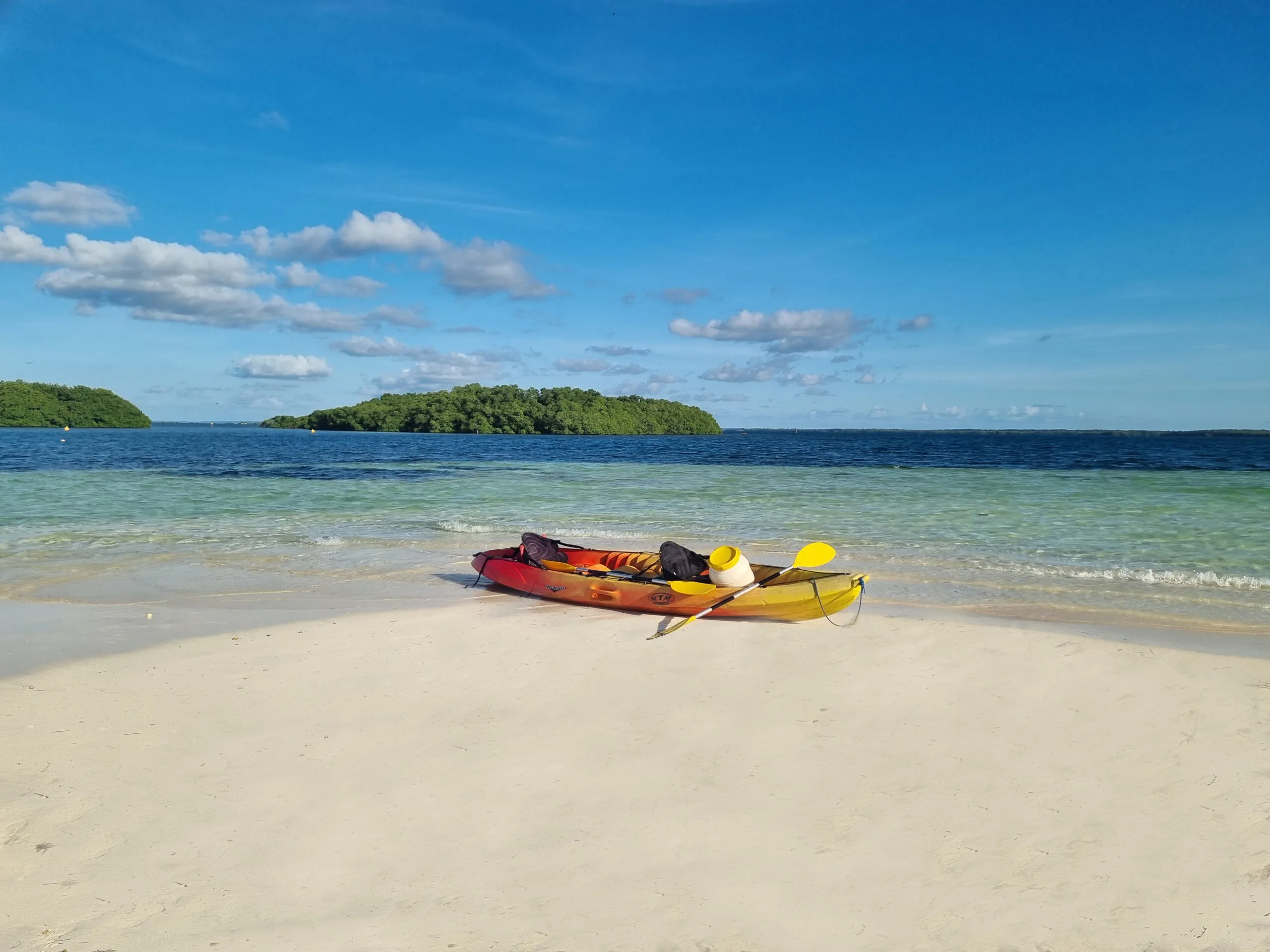 Kayak sur le sable blanc de l’îlet Blanc dans le Grand Cul-de-Sac Marin – location avec OK Kayak