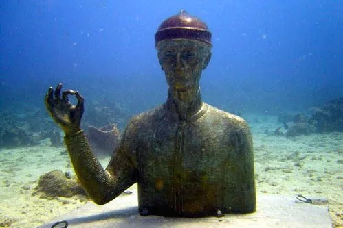 Statue de Cousteau dans le fond marin de la réserve avec Bleu Passion Guadeloupe
