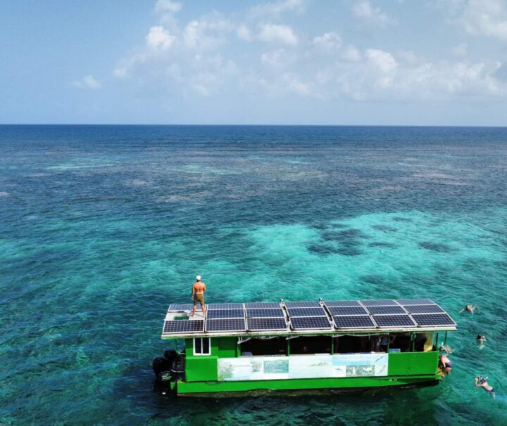 Bateau solaire de Will Evasion dans la mangrove
