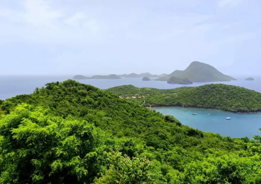 Vue panoramique sur Terre-de-Bas et l’archipel des Saintes en Guadeloupe