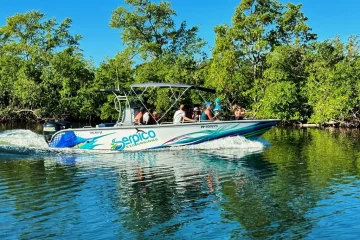 Bateau Serpico Excursions naviguant dans le Grand Cul-de-Sac Marin en Guadeloupe, entouré de mangrove.