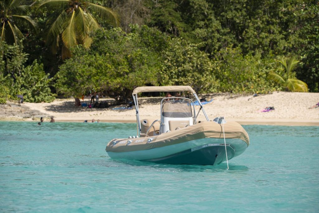 Bateau Kiff Caraïbes Nautique au mouillage dans un lagon turquoise en Guadeloupe