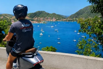 Scooter électrique Saintes Trô Paix avec panorama sur la baie des Saintes depuis le Fort Napoléon