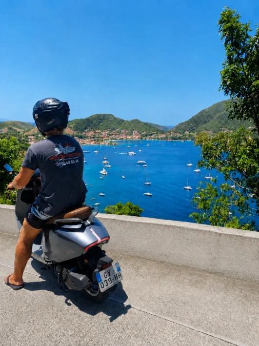 Scooter électrique Saintes Trô Paix avec panorama sur la baie des Saintes depuis le Fort Napoléon