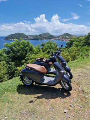 Scooters électriques Saintes Trô Paix avec vue sur la baie des Saintes depuis le Morne Chameau
