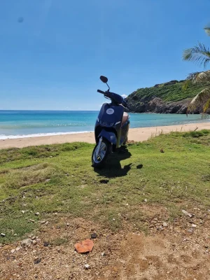 Scooter électrique Saintes Trô Paix sur la plage de l’Anse Crawen à Terre-de-Haut