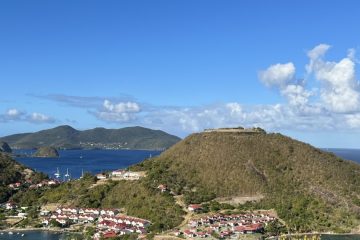 Vue panoramique sur Terre-de-Haut, le Fort Napoléon et la baie des Saintes