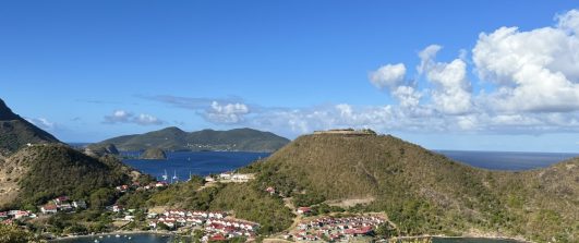 Vue panoramique sur Terre-de-Haut, le Fort Napoléon et la baie des Saintes