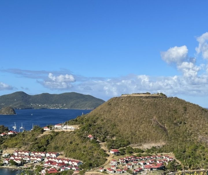 Vue panoramique sur Terre-de-Haut, le Fort Napoléon et la baie des Saintes