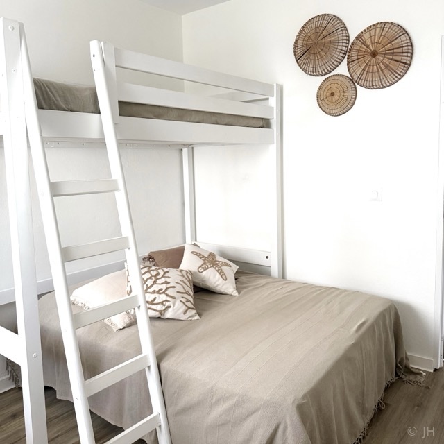Chambre Anse Mire avec lit double et lit en mezzanine chez Brigitte aux Saintes