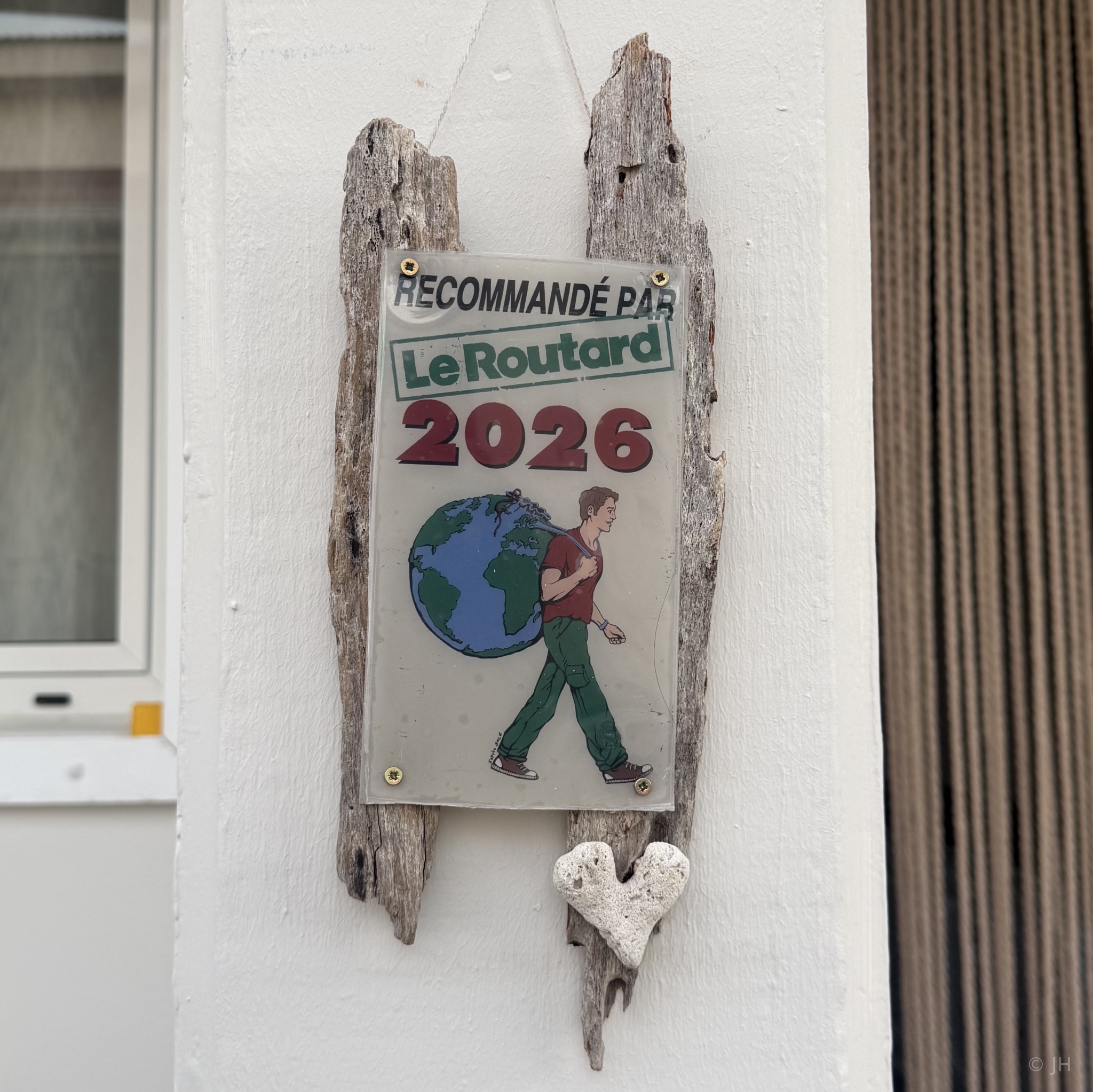 Plaque Guide du Routard 2026 recommandant Les Chambres de Brigitte à Terre-de-Haut